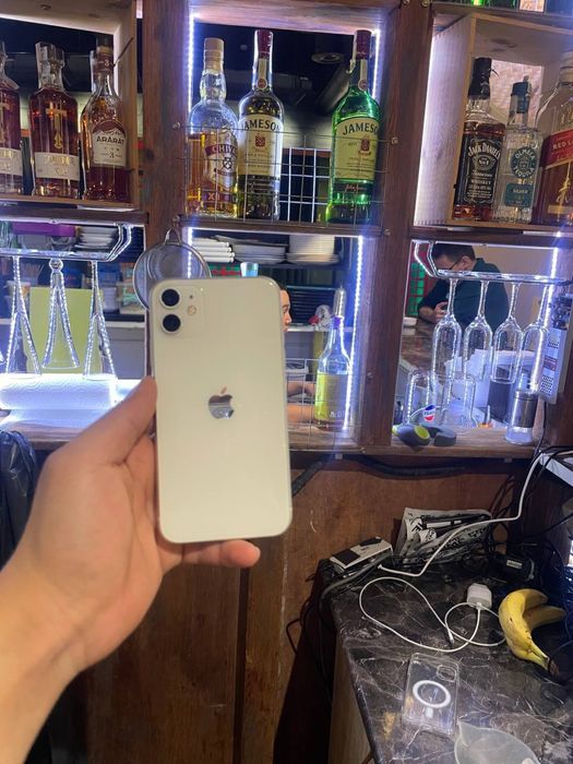 Продам айфон 11 в белом цвете