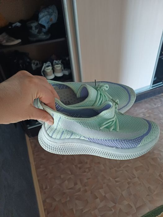 Продам летние кроссовки