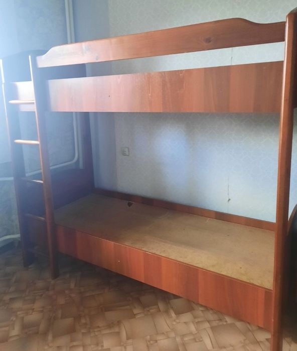 Двуэтажная кровать из дерева
