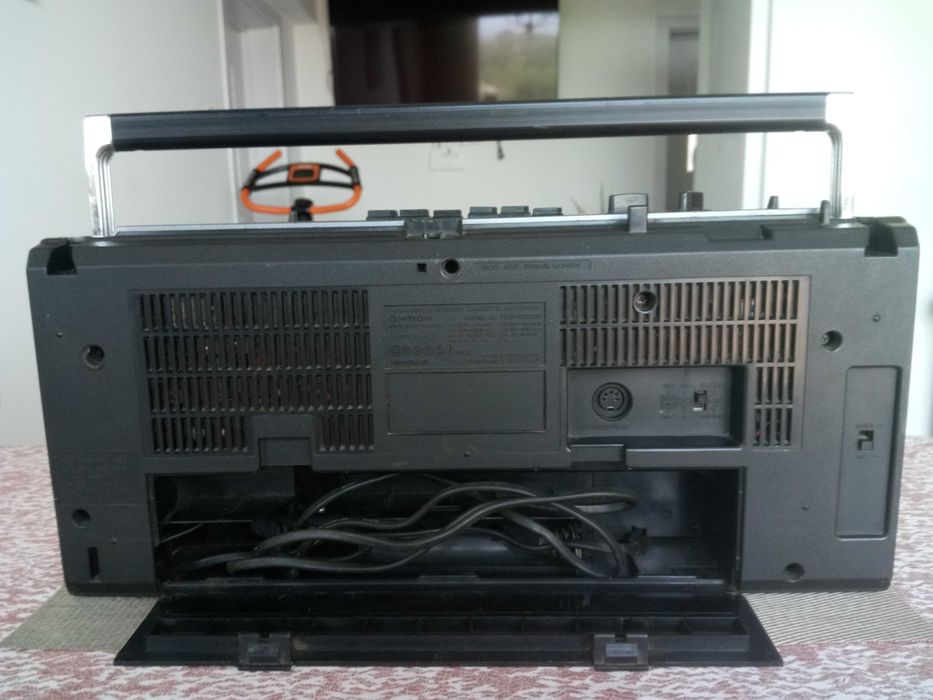 Старинен модел,радиокасетофон--HITACHI.За ремонт,части.