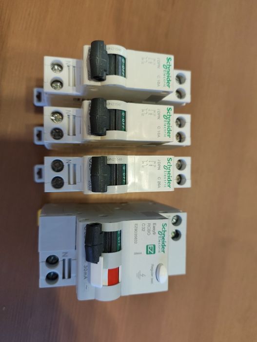 3 siguranțe DPN 10A 16A 20A + 1 Disjunctor RCBO c32