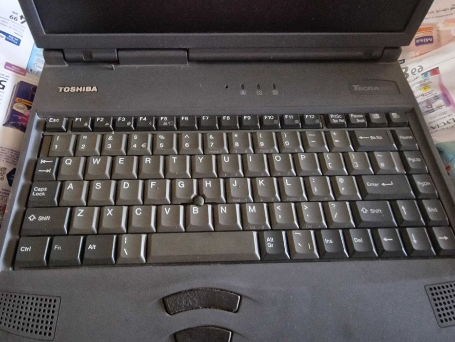 Лаптоп Toshiba сив цвят