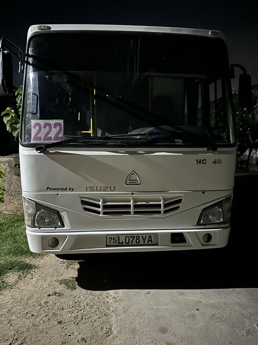 Isuzu avtobus yoʻlovchi tashish uchun