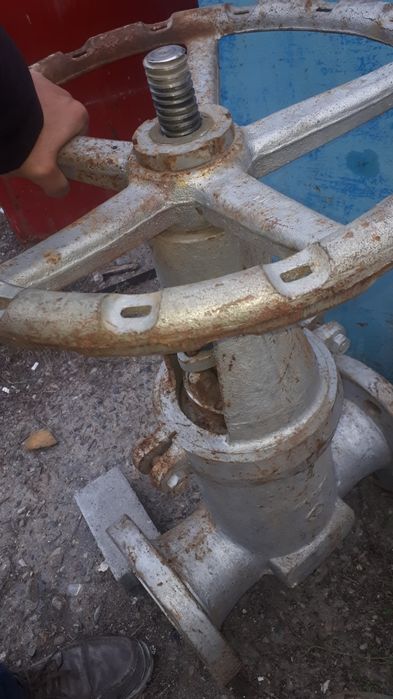 Задвижки литье стальные ручные.