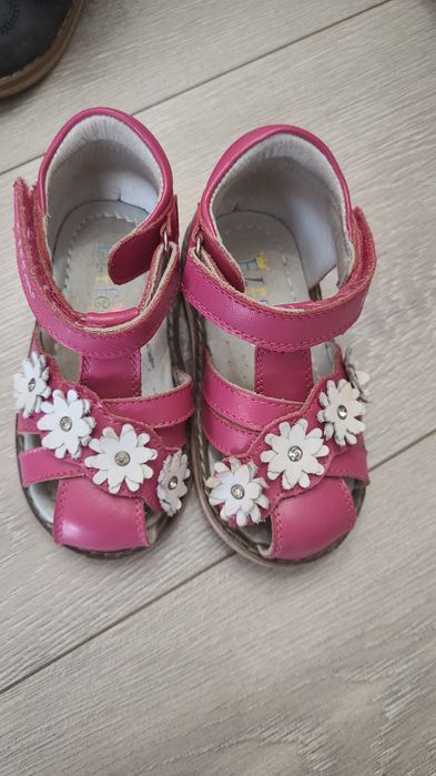 Отдам даром обувь для девочки можно и мальчику