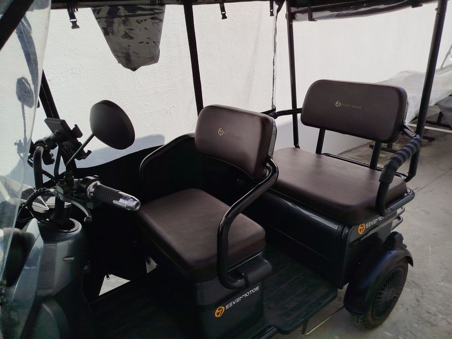 Электро трицикл (трёх колесный скутер) на 3 человека с крышкой- чехлом