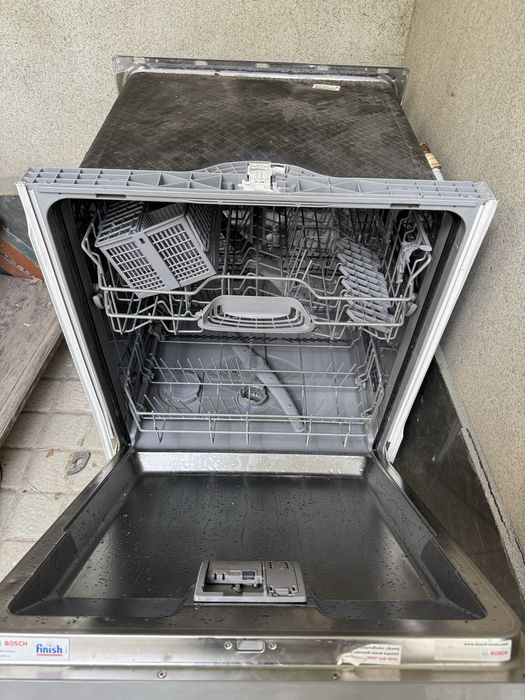 Продается своя посудомоечная машина Bosch. Работает хорошо.