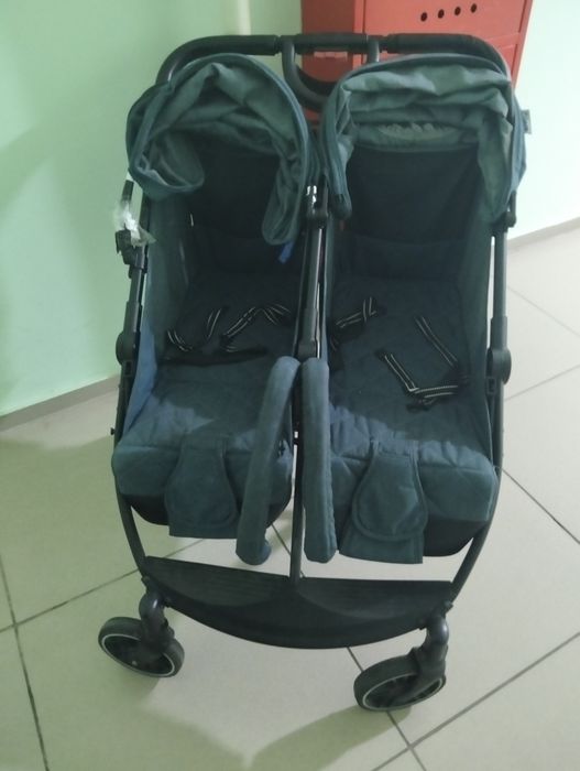 Продам двухместную коляску