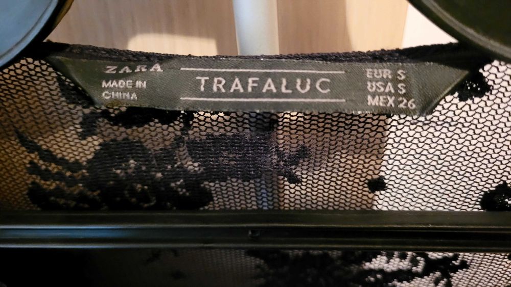 Rochita scurta Zara S neagra, dantela sus, un fel de catifea.