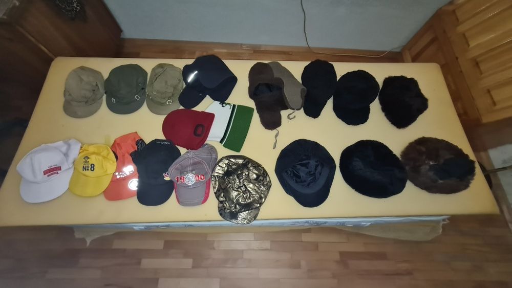 Стар милиционерски шинел , ушанка, шапки