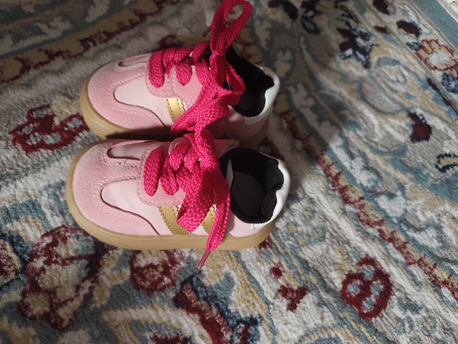 Продам детскую обувь на девочку.