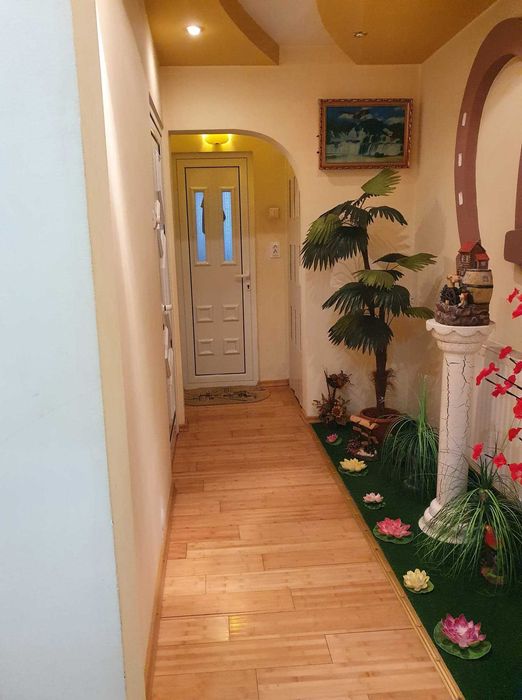 Proprietar, Ofer spre inchiriere Apartament 3 camere mobilat si utilat, zona Piata-Mioveni.