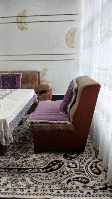 Уголок мягкий в хорошем состоянии в месте с столом