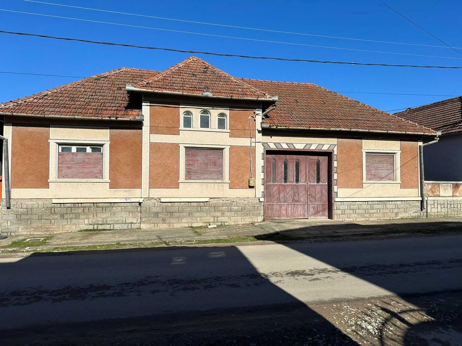 Vand casa cu anexe gospodaresti si 2400 mp gradina