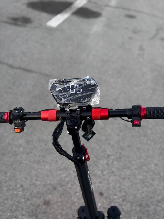 Электросамокат черно красный цвете