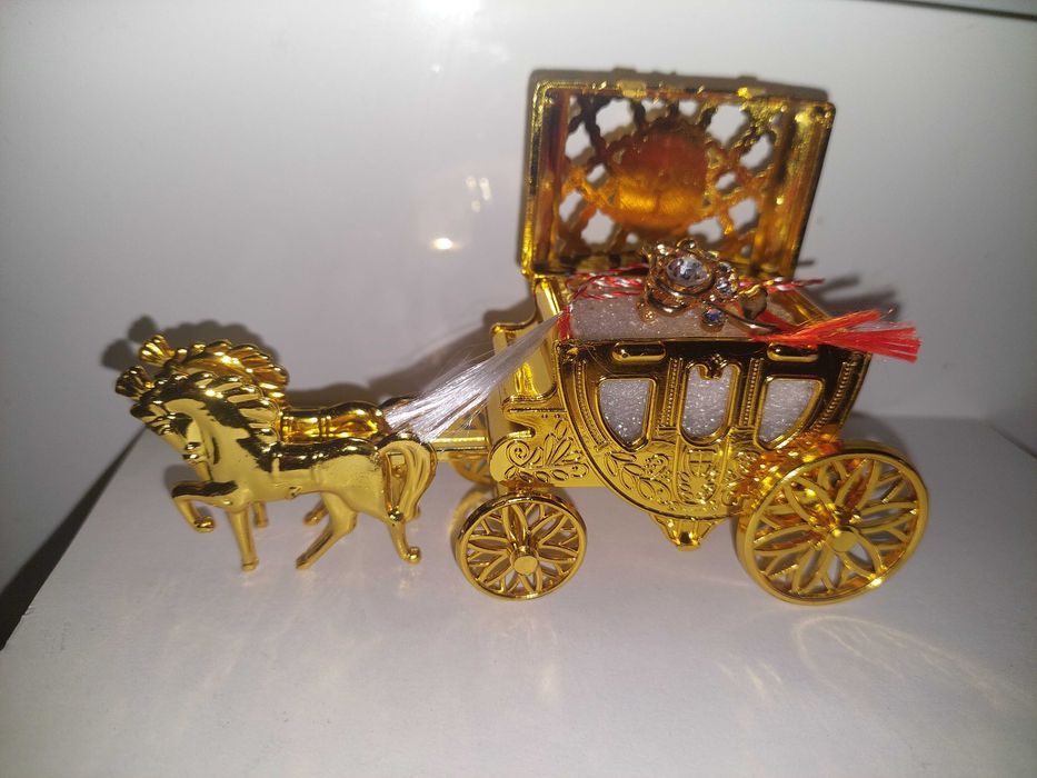 Caleasca trasura cu caluti cutie bijuterii aurie