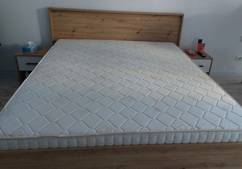 Pat matrimonial plus saltea nouă și 2 noptiere . Brașov