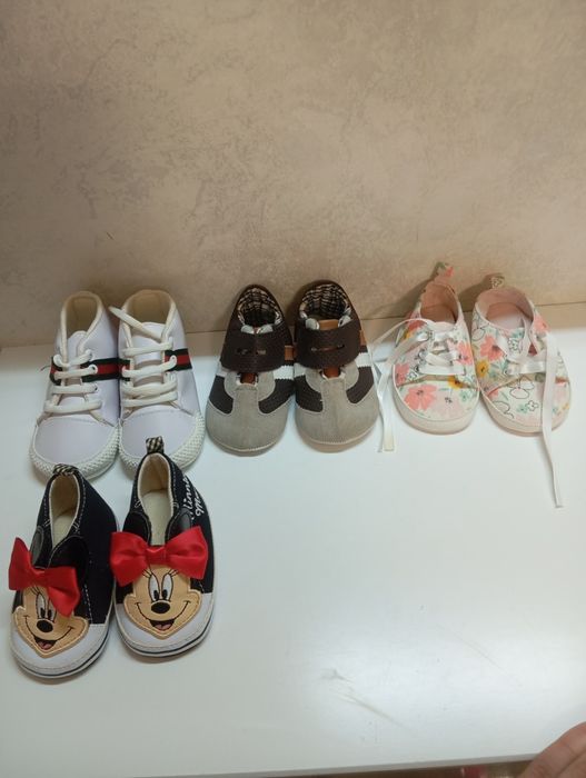 Detskiy kam kiyilgan kiyimla bor