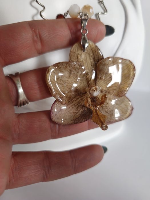 Нежно колие с естествен цвят на орхидея и епоксидна смола