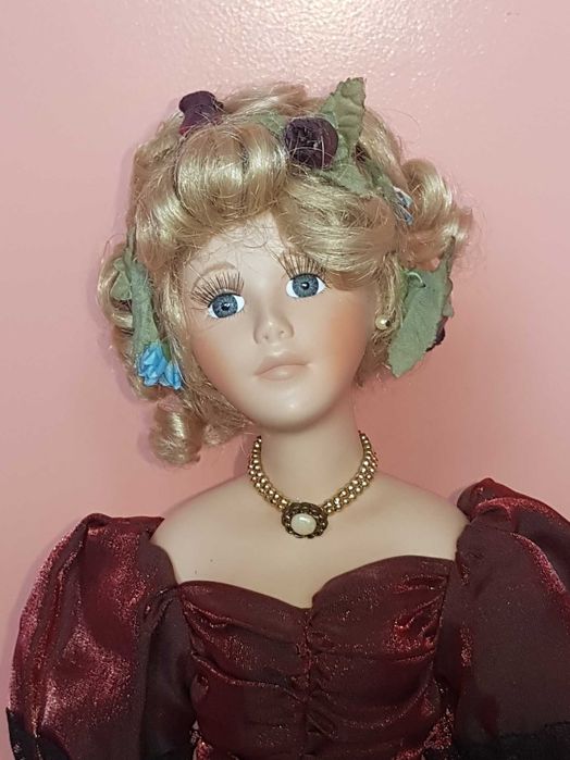 Порцеланова кукла със стойка