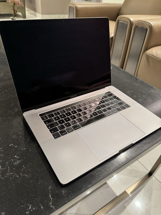 Macbook Pro 15' 2018 256SSD Intel Core i7 16GB RAM