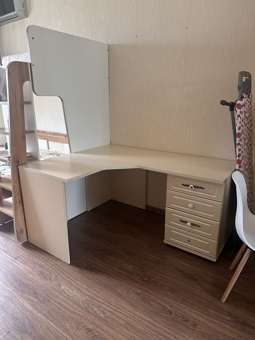 Рабочий стол угловой