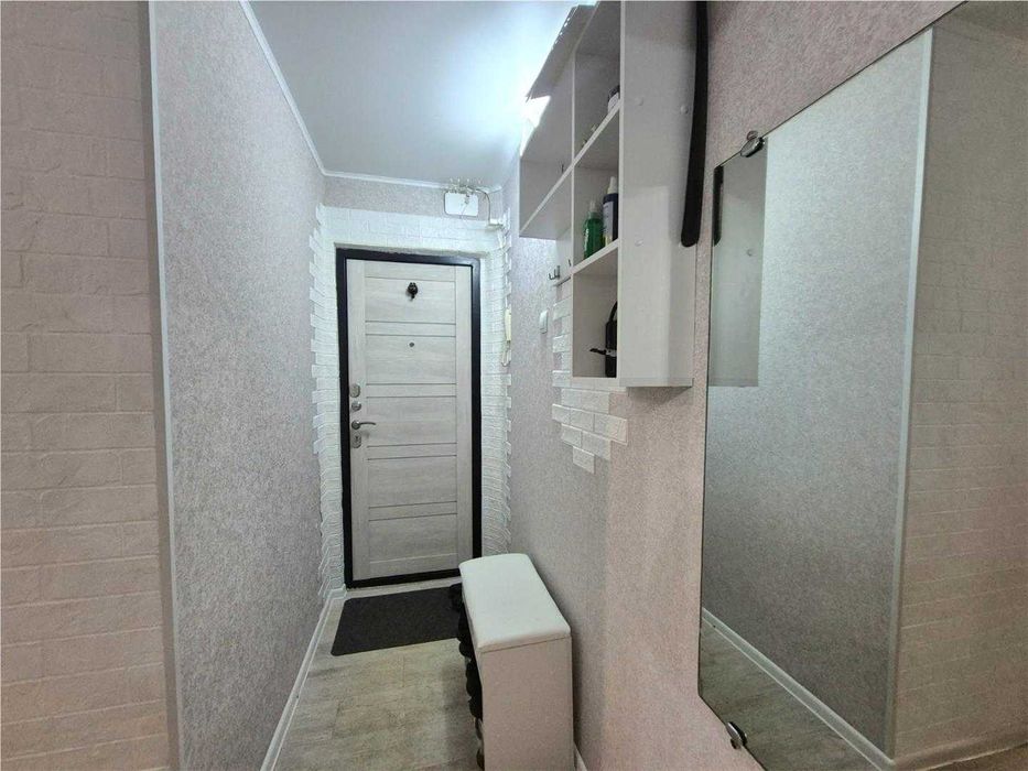 Продам 2-комн квартиру, на 4 мкр на 5/5 эт .