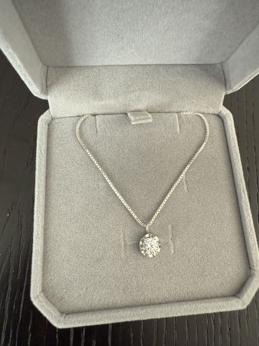 Сребърно колие с мойсанит. Сребърно колие с кръстче