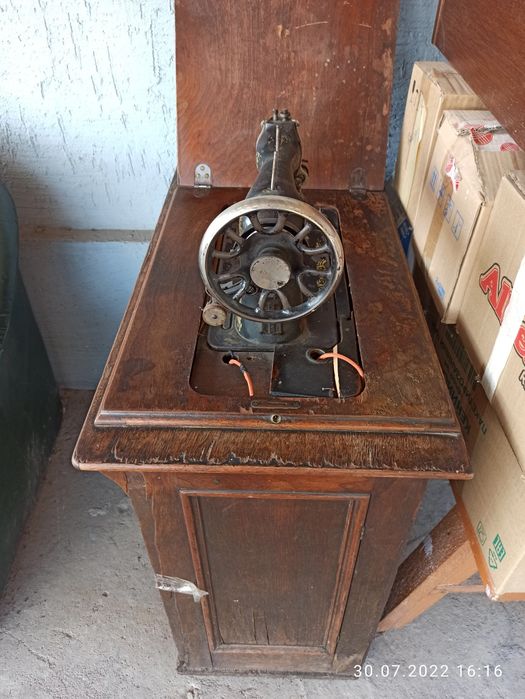 Швейная машина SINGER.