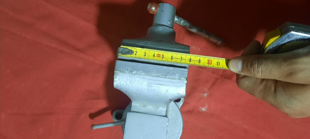 Продаётся тиски.