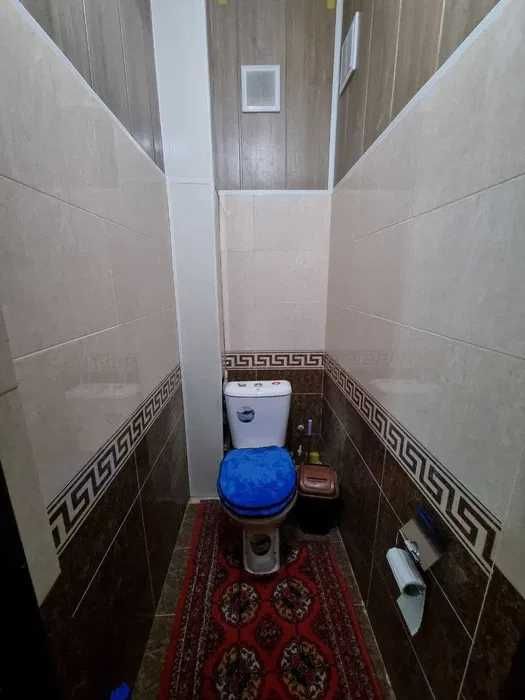 Uy sotiladi 3 xonalik kvartira 84 m/kv 2-qavatda sentrda yo'l yuzida