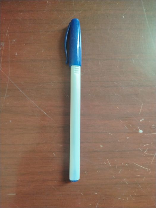 Белая шариковая ручка с синим колпачком — надёжность, проверенная врем