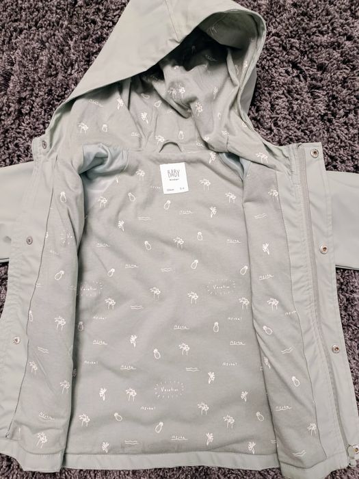 Geacă de ploaie sau contra vânt atât pentru fetițe cât și băieți.