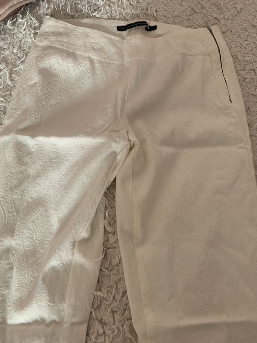 Pantaloni albi mulati