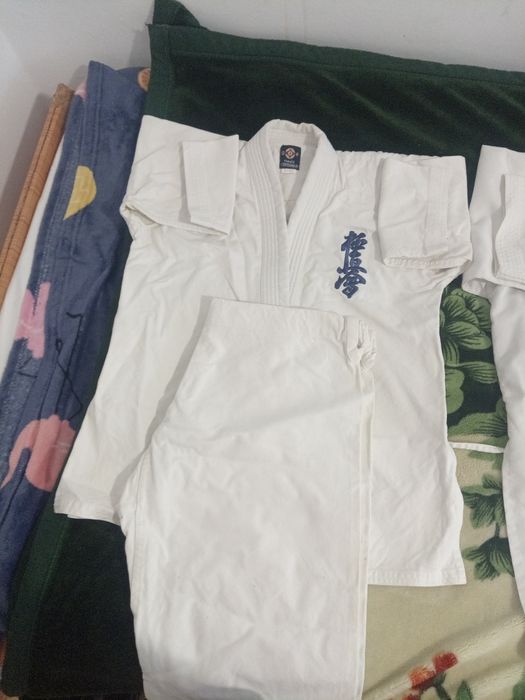 Vând kimonouri și echipament pentru karate