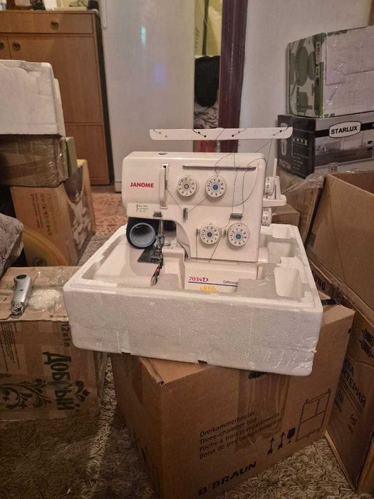 Продаю оверлок Janome 7034D
