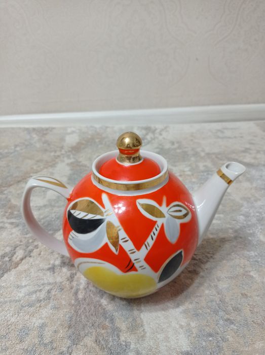 Продам заварной фарфоравый чайник