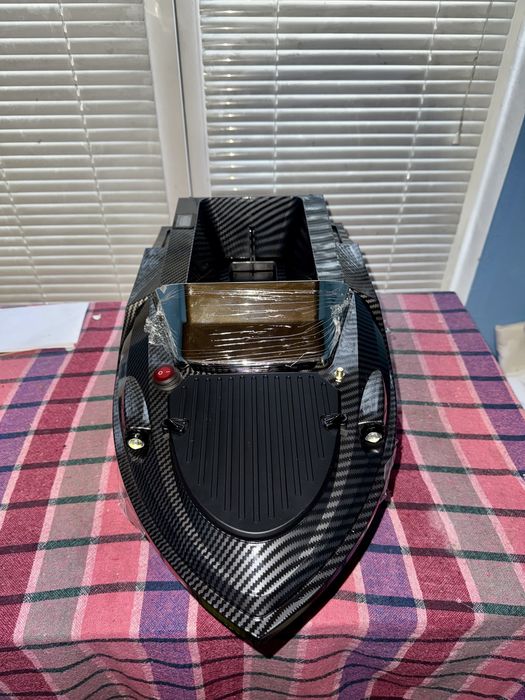 Лодка за захранка Flytec v080