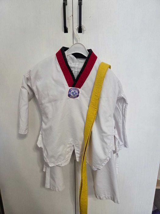 Кимоно, шлем, латы для тхэквондо