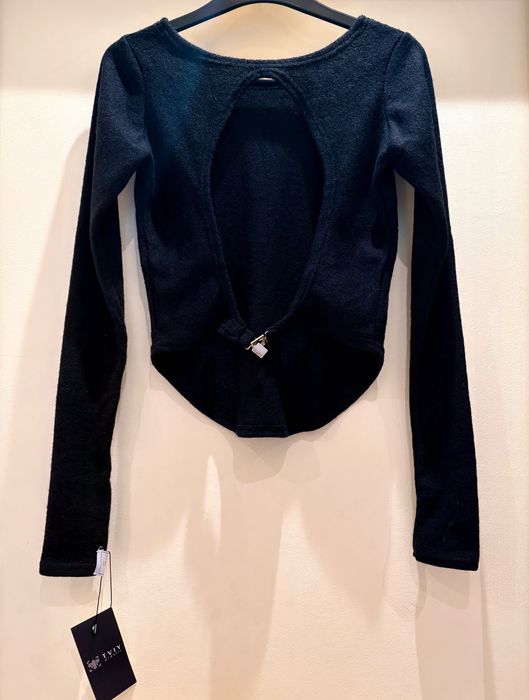 Bluză nouă și elegantă, cu spatele deschis și închidere cu fermoar