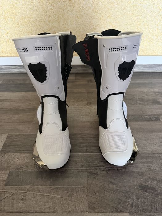 Новые мото ботинки продам