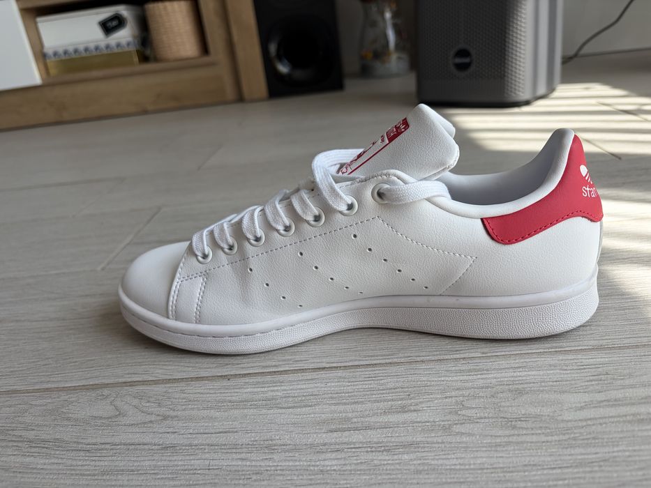 Adidas Stan Smith – бели с червени детайли
