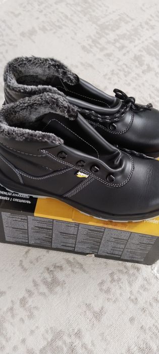 Продам зимние ботинки