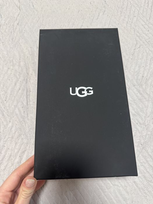 UGG Sheepskin Embroidered Glove