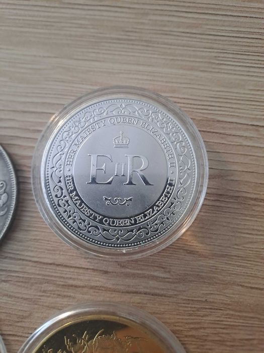 Монети Биткойн, Етериум и сувенирни от Китай.