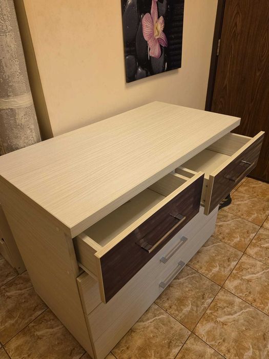 Vand comoda Tv in stare foarte buna