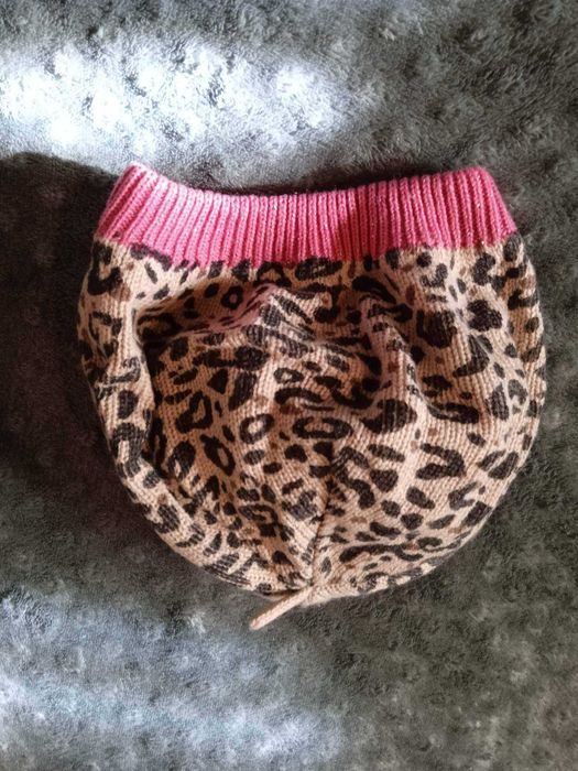 Лот//шалове и шапка