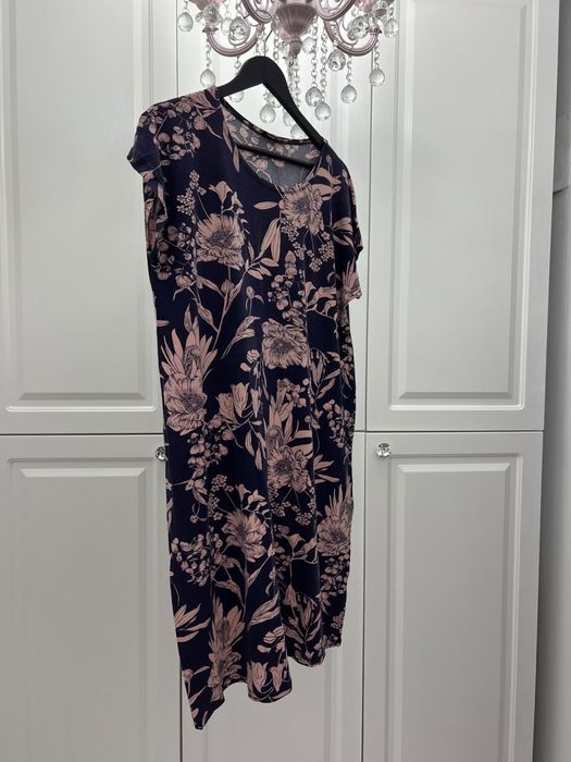 Vand rochie cu flori