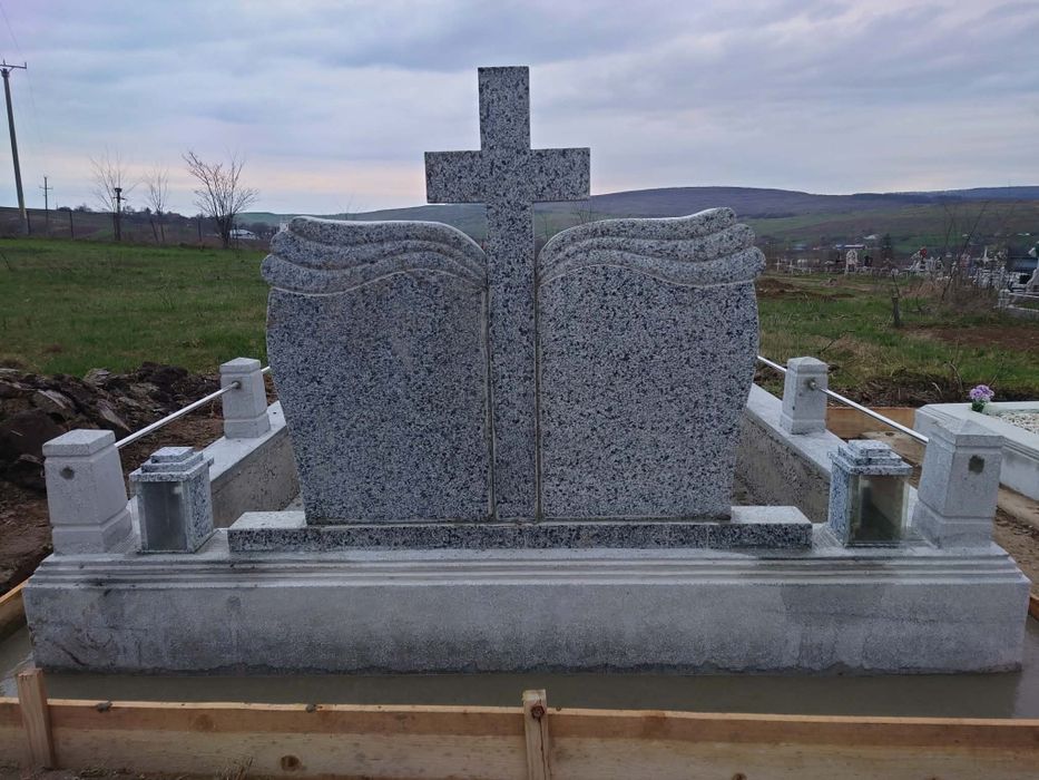 Cu respect și atenție la detalii, realizez monumente funerare și morminte personalizate, menite să păstreze vie amintirea celor dragi.

Fiecare lu