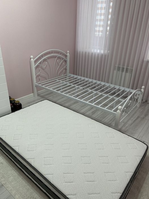 Полутороспальная кровать с матрасом